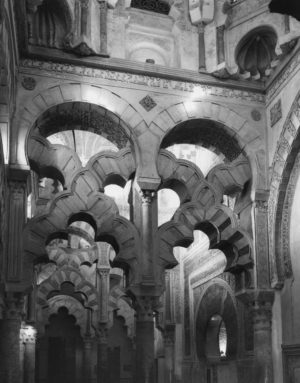 Interior de la Mezquita Mayor de Córdoba, ampliación de Alhakam II. Hacia el 965 d.C. Foto: Peter Witte, 1973