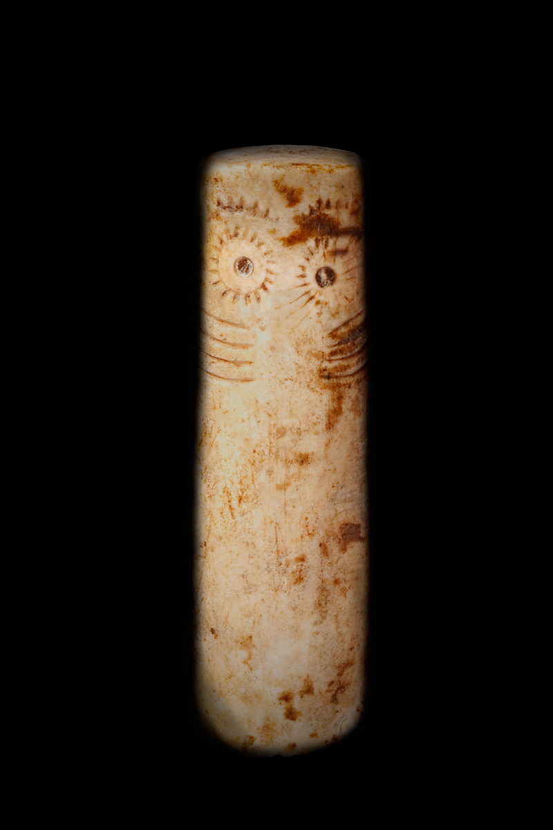 1.- Ídolo cilindro oculado. Piedra. 3000-2500 a.C. Valencina de la Concepción (Sevilla). Museo Arqueológico de Sevilla